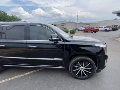 Used 2019 Cadillac Escalade ESV Platinum AWD/4WD image 2