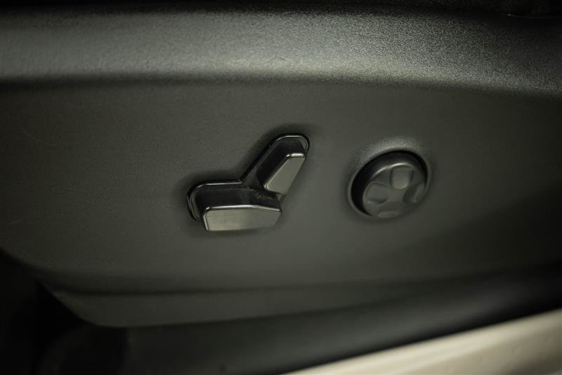 Used 2024 Chrysler Pacifica Limited FWD image 12