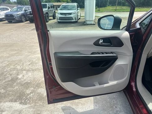 Used 2020 Chrysler Voyager LX w/ Cold Weather Group FWD image 10