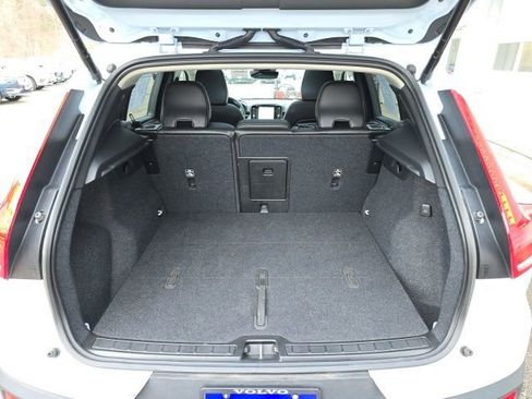 Certified 2024 Volvo XC40 B5 Plus w/ Climate Package image 19