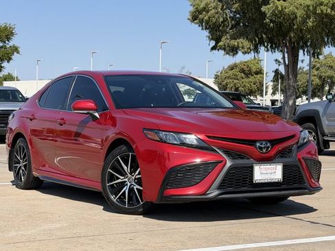 Used 2023 Toyota Camry SE FWD image 2