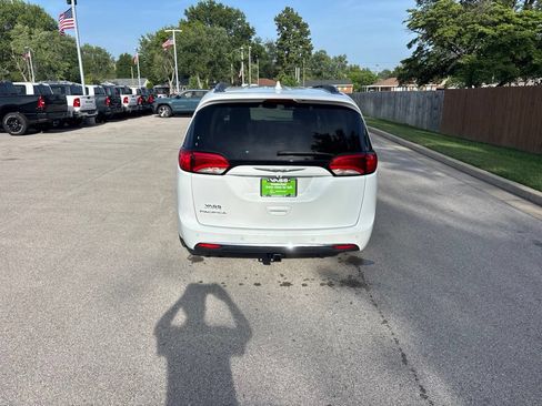Used 2020 Chrysler Pacifica Touring-L FWD image 4