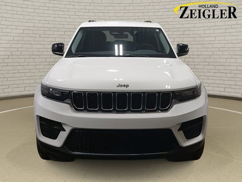 Used 2023 Jeep Grand Cherokee Laredo AWD/4WD image 2