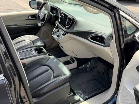 Used 2023 Chrysler Pacifica Touring-L FWD image 30
