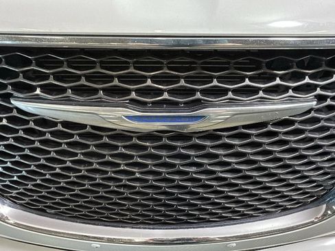 Used 2018 Chrysler 300 Limited AWD/4WD image 9