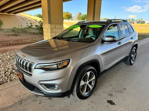 Used 2019 Jeep Cherokee Limited AWD/4WD image 7