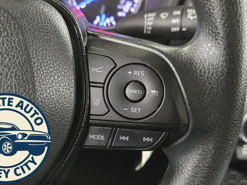 Used 2021 Toyota RAV4 LE image 12