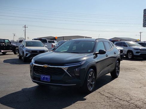 Used 2025 Chevrolet Trax LT w/ Driver Confidence Package image 2