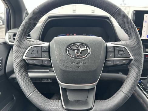 Used 2025 Toyota Sienna Limited image 21