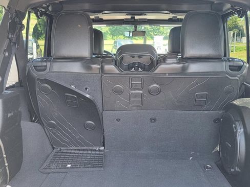 Used 2018 Jeep Wrangler Unlimited Rubicon w/ Dual Top Group AWD/4WD image 12