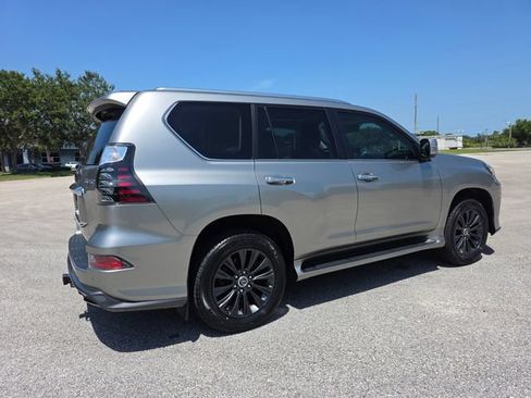 Used 2023 Lexus GX 460 Luxury w/ Sport Design Package AWD/4WD image 3