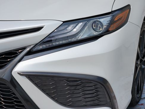 Used 2022 Toyota Camry XSE FWD image 11