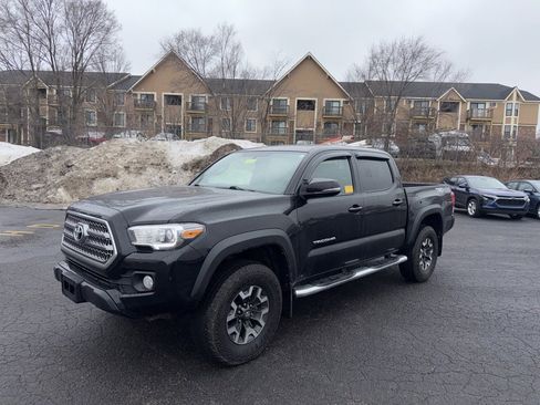 Used 2017 Toyota Tacoma TRD Sport image 1