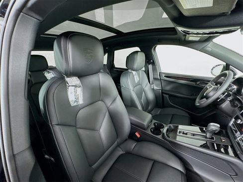 Certified 2025 Porsche Macan image 26
