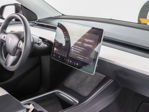 Used 2025 Tesla Model Y Performance image 23