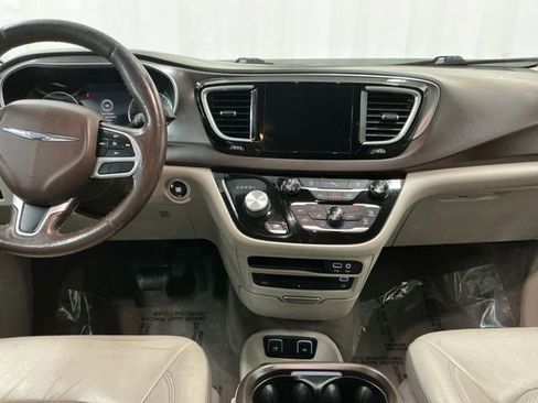 Used 2018 Chrysler Pacifica Touring-L Plus image 28