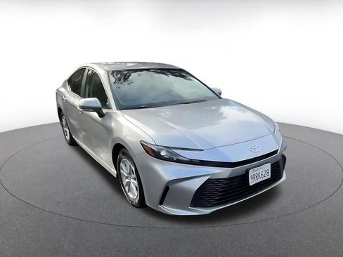 Used 2025 Toyota Camry LE image 3