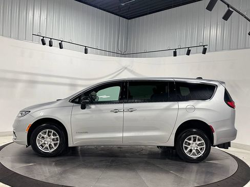 Used 2026 Chrysler Pacifica Select FWD image 18