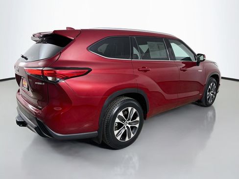 Used 2021 Toyota Highlander XLE AWD/4WD image 8