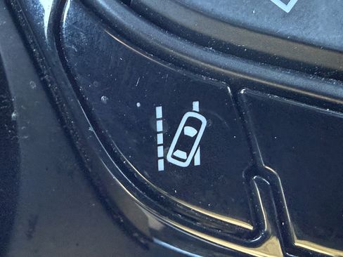 Used 2022 Toyota C-HR XLE image 25