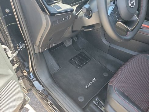 Used 2025 Nissan Kicks SR FWD image 21