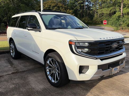 Used 2025 Ford Expedition Platinum w/ Driver's Package AWD/4WD image 1