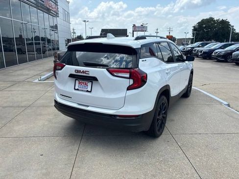 Used 2024 GMC Terrain SLE w/ Elevation Edition FWD image 7