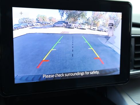 Used 2022 Ford Explorer XLT w/ Equipment Group 202A image 4