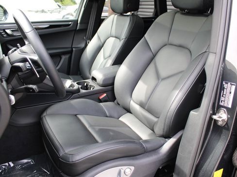 Certified 2025 Porsche Macan image 5