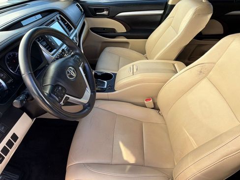 Used 2019 Toyota Highlander XLE FWD image 5