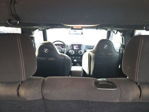 Used 2015 Jeep Wrangler Unlimited Rubicon image 9