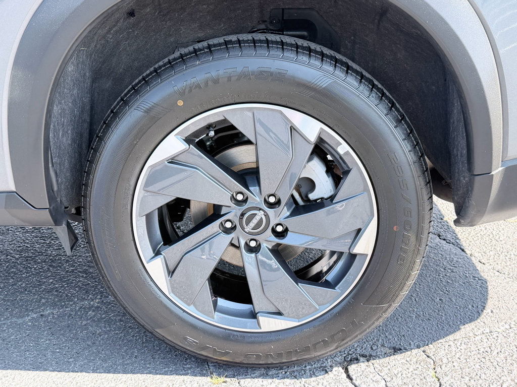 Used 2025 Nissan Rogue SV FWD image 32