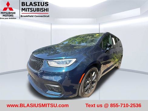 Used 2023 Chrysler Pacifica Limited w/ S Appearance Package FWD image 1