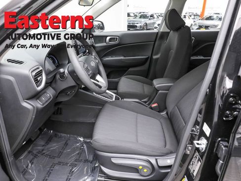 Used 2025 Hyundai Venue SE image 14