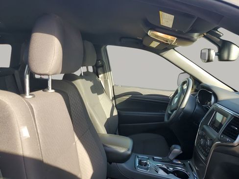 Used 2018 Jeep Grand Cherokee Laredo image 15