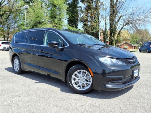 Used 2023 Chrysler Voyager LX FWD image 2