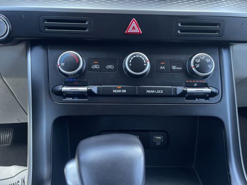 Used 2024 Kia Carnival LX image 16