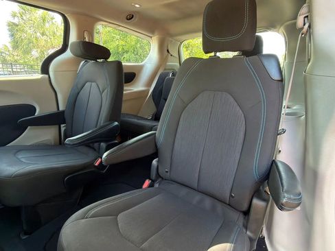 Used 2021 Chrysler Pacifica Touring FWD image 31