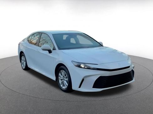 Used 2025 Toyota Camry LE image 3