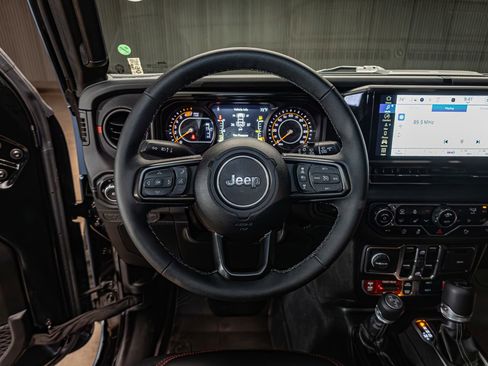 Used 2025 Jeep Wrangler Unlimited Rubicon AWD/4WD image 13