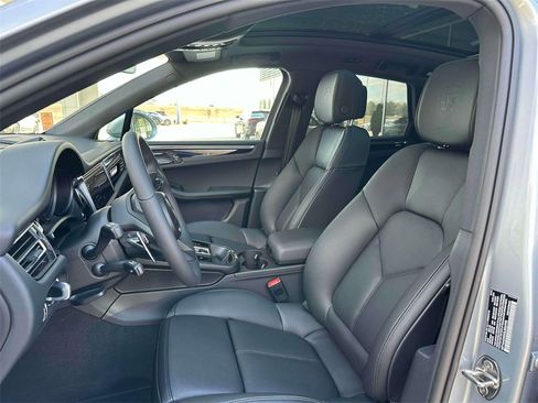 Used 2025 Porsche Macan image 5