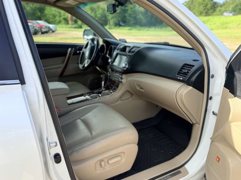 Used 2012 Toyota Highlander Limited w/ Tow Pkg FWD image 28