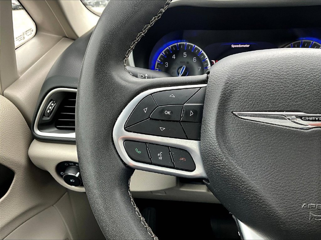 Used 2023 Chrysler Pacifica Touring-L FWD image 13