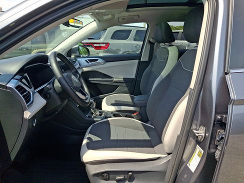 Used 2025 Volkswagen Taos SE AWD/4WD image 24