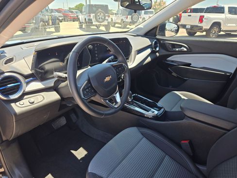 Used 2025 Chevrolet Trax LT w/ Driver Confidence Package FWD image 11
