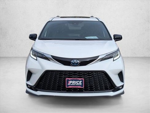 Used 2022 Toyota Sienna XSE image 2