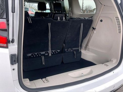 Used 2024 Chrysler Pacifica Touring-L image 12