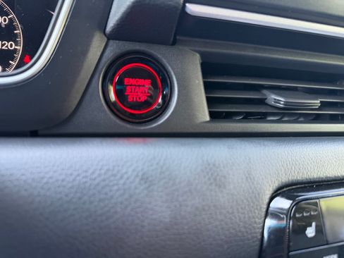Used 2025 Honda Pilot Touring image 13