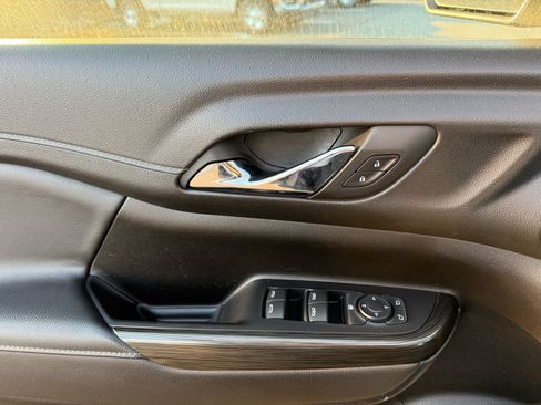 Used 2023 GMC Acadia SLT image 13