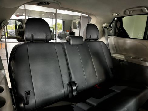 Used 2013 Toyota Sienna SE FWD image 21